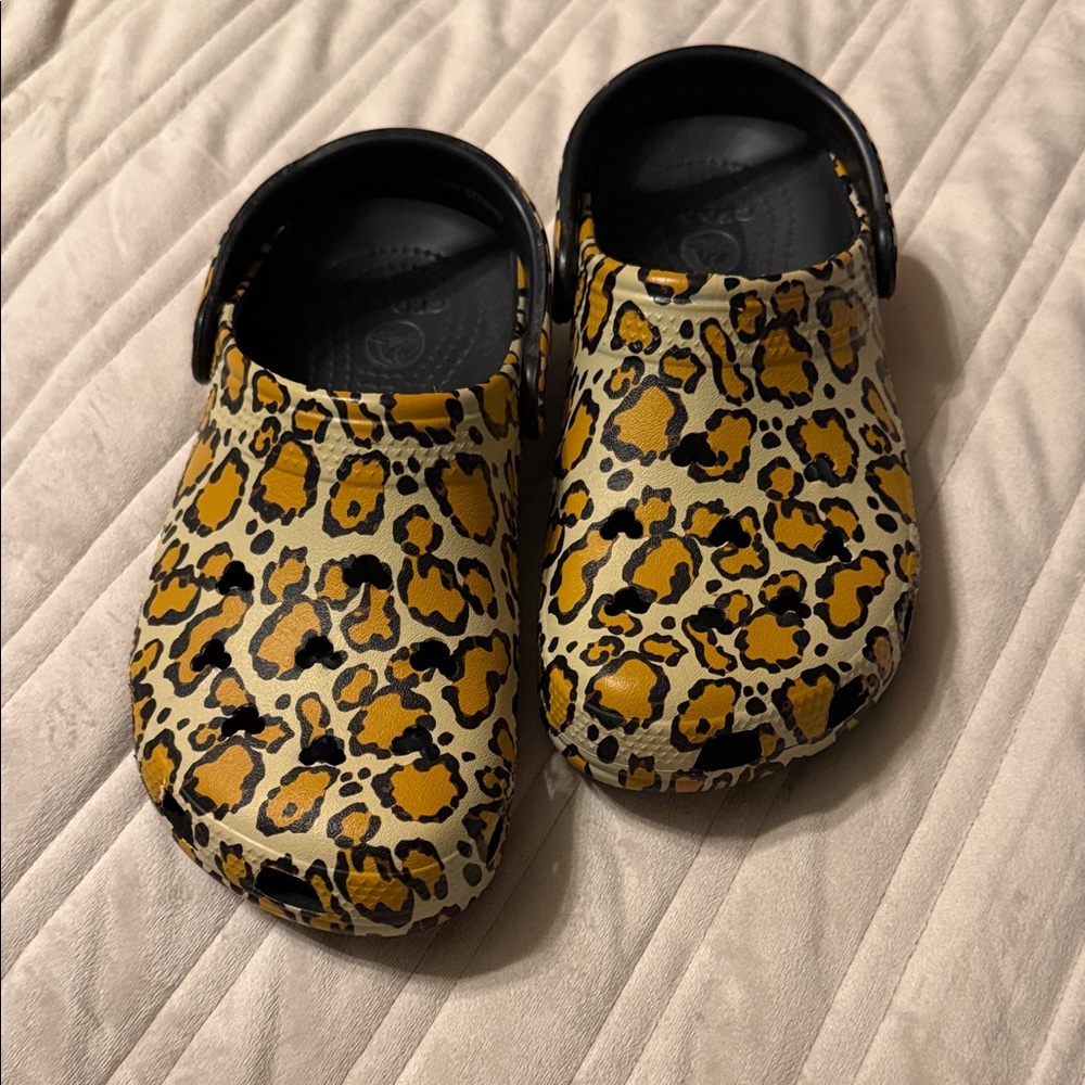 NWOT Animal Kingdom Mickey Leopard Spots Crocs
